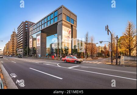 tokyo, giappone - gennaio 02 2021: Pista ciclabile lungo la Via Meiji di fronte all'edificio del Centro Cosmico Shinjuku decorato con poster di 2020 Toky Foto Stock