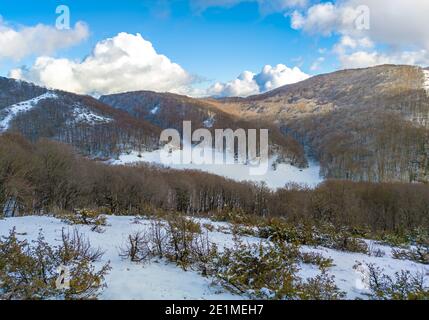 Monti Sabini (Rieti, Italia) - le montagne innevate della provincia di Rieti, Sabina, vicino al Monte Terminillo e al Tevere. Qui Pizzuto Foto Stock