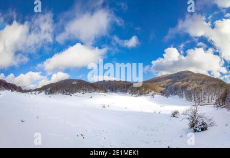 Monti Sabini (Rieti, Italia) - le montagne innevate della provincia di Rieti, Sabina, vicino al Monte Terminillo e al Tevere. Qui Pizzuto Foto Stock