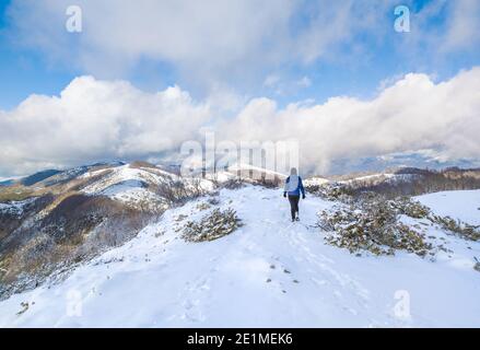 Monti Sabini (Rieti, Italia) - le montagne innevate della provincia di Rieti, Sabina, vicino al Monte Terminillo e al Tevere. Qui Pizzuto Foto Stock