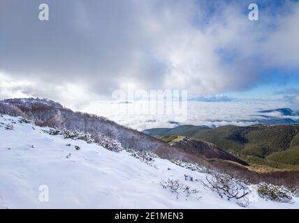 Monti Sabini (Rieti, Italia) - le montagne innevate della provincia di Rieti, Sabina, vicino al Monte Terminillo e al Tevere. Qui Pizzuto Foto Stock