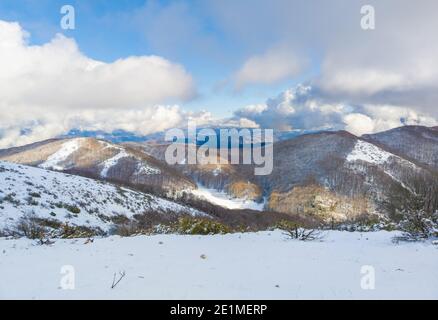 Monti Sabini (Rieti, Italia) - le montagne innevate della provincia di Rieti, Sabina, vicino al Monte Terminillo e al Tevere. Qui Pizzuto Foto Stock