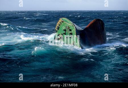 Fuoriuscita di petrolio causata dal naufragio della petroliera Erika al largo delle coste della Bretagna (Francia nord-occidentale) il 12 dicembre 1999. La petroliera noleggiata b Foto Stock