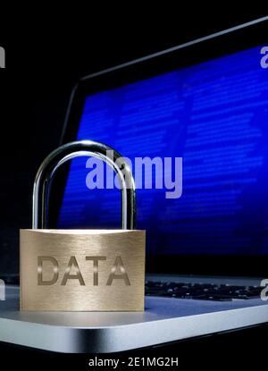 Un lucchetto e computer, immagine del concetto di sicurezza online. Foto Stock