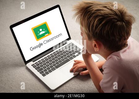 Un bambino che impara attraverso il sito web di Google Classroom mentre studia da casa durante il blocco. Foto Stock