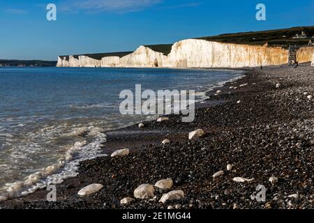 Inghilterra, East Sussex, Eastbourne, Birling Gap, le sette Sorelle Cliffs e la spiaggia Foto Stock