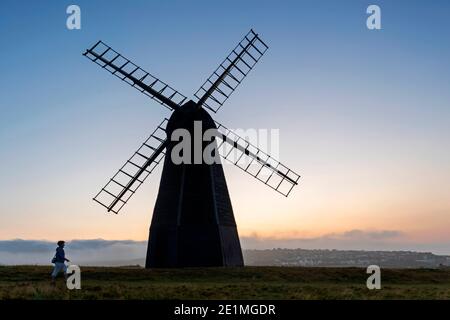 Inghilterra, Sussex occidentale, Brighton, Rottingdean, Silhouette di mulino a vento Rottingdean su Beacon Hill all'alba Foto Stock