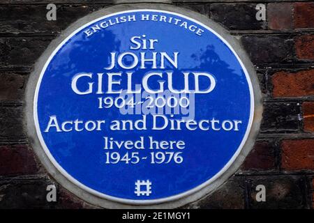 Inghilterra, Londra, Westminster, Cowley Street, targa blu presso l'ex residenza dell'attore e direttore Sir John Gielgud Foto Stock