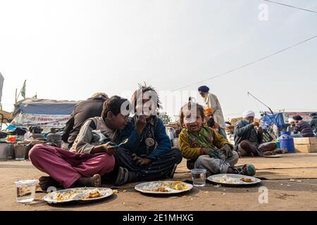 i bambini mangiano cibo durante la protesta al confine con delhi haryana. Foto Stock