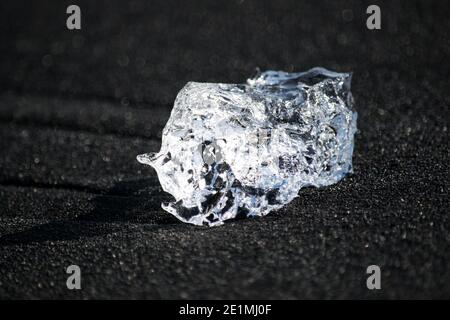 Pezzi di ghiaccio a Diamond Beach in Islanda Foto Stock