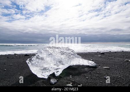 Pezzi di ghiaccio a Diamond Beach in Islanda Foto Stock