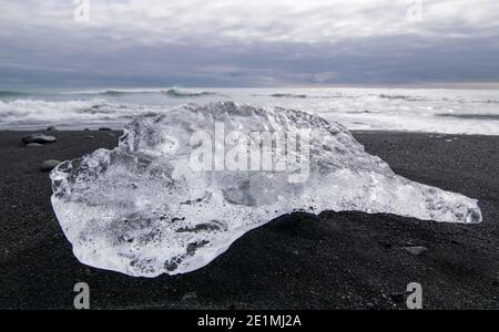 Pezzi di ghiaccio a Diamond Beach in Islanda Foto Stock