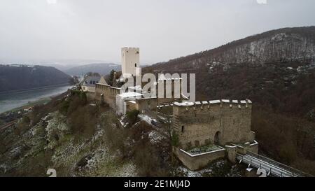 Kamp Bornhofen, Germania. 8 gennaio 2021. Durante gli scavi al Castello di Sterrenberg, quella che probabilmente è la più antica cappella del castello sul Medio Reno è stata trovata (sotto il tetto della tenda nel mezzo del cortile del castello, fotografia aerea scattata con un drone). Intonaco a vista e piastrelle indicano che la cappella risale al 14 ° secolo. (Al dpa: Esperti: Presumibilmente più antica cappella del castello sul Medio Reno scoperto). Credit: Thomas Frey/dpa/Alamy Live News Foto Stock