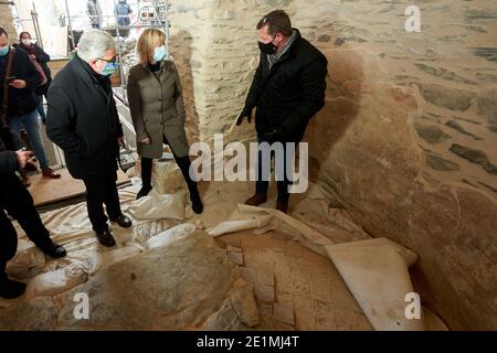 Kamp Bornhofen, Germania. 8 gennaio 2021. Doris Ahnen (SPD, M), Ministro delle Finanze della Renania-Palatinato, Roger Lewentz (SPD, l), Ministro degli interni della Renania-Palatinato, e Michael Mrosek, Dipartimento delle costruzioni del Ministero delle Finanze, ispezionano gli scavi al Castello di Sterrenberg, dove probabilmente è stata trovata la più antica cappella del castello sul Medio Reno. Intonaco a vista e piastrelle indicano che la cappella risale al 14 ° secolo. (Al dpa: Esperti: Probabilmente la più antica cappella del castello sul Medio Reno scoperto). Credit: Thomas Frey/dpa/Alamy Live News Foto Stock