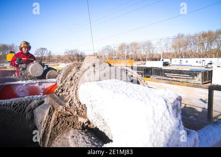 (210108) -- DAQING, 8 gennaio 2021 (Xinhua) -- un lavoratore della squadra di perforazione n° 1205 lavora ad una piattaforma di perforazione di petrolio in Daqing Oilfield a Daqing, provincia di Heilongjiang, 7 gennaio 2021. Il team di perforazione n. 1205 di Daqing Oilfield ha perforato più di 100,000 metri accumulati nel 2020, rispettando l'obiettivo di realizzare un totale annuale di riprese perforate di oltre 100,000 metri per quattro anni consecutivi. Il team era guidato da Wang Jinxi, un operaio modello del giacimento petrolifero che dedicò la sua vita allo sviluppo dell'industria petrolifera cinese. (Xinhua/Wang Song) Foto Stock