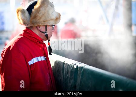 (210108) -- DAQING, 8 gennaio 2021 (Xinhua) -- i lavoratori del team di perforazione n. 1205 lavorano in una piattaforma di perforazione petrolifera a Daqing Oilfield a Daqing, provincia di Heilongjiang, nel nord-est della Cina, il 28 dicembre 2020. Il team di perforazione n. 1205 di Daqing Oilfield ha perforato più di 100,000 metri accumulati nel 2020, rispettando l'obiettivo di realizzare un totale annuale di riprese perforate di oltre 100,000 metri per quattro anni consecutivi. Il team era guidato da Wang Jinxi, un operaio modello del giacimento petrolifero che dedicò la sua vita allo sviluppo dell'industria petrolifera cinese. (Xinhua/Wang Song) Foto Stock