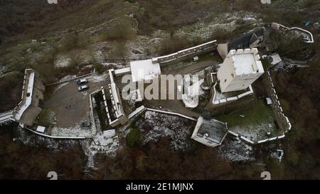 Kamp Bornhofen, Germania. 8 gennaio 2021. Durante gli scavi al Castello di Sterrenberg, quella che probabilmente è la più antica cappella del castello sul Medio Reno è stata trovata (sotto il tetto della tenda nel mezzo del cortile del castello, fotografia aerea scattata con un drone). Intonaco a vista e piastrelle indicano che la cappella risale al 14 ° secolo. (Al dpa: Esperti: Presumibilmente più antica cappella del castello sul Medio Reno scoperto). Credit: Thomas Frey/dpa/Alamy Live News Foto Stock