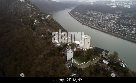 Kamp Bornhofen, Germania. 8 gennaio 2021. Durante gli scavi al Castello di Sterrenberg, quella che probabilmente è la più antica cappella del castello sul Medio Reno è stata trovata (sotto il tetto della tenda nel mezzo del cortile del castello, fotografia aerea scattata con un drone). Intonaco a vista e piastrelle indicano che la cappella risale al 14 ° secolo. (Al dpa: Esperti: Presumibilmente più antica cappella del castello sul Medio Reno scoperto). Credit: Thomas Frey/dpa/Alamy Live News Foto Stock