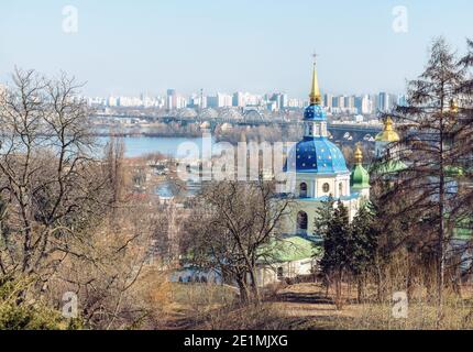 Vista del monastero di Vydubitsky all'inizio della primavera. Fondata tra il 1070 e il 1077. Vista dal Giardino Botanico della città di Kiev, Ucraina. Foto Stock