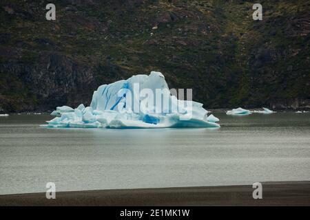 Un segno di riscaldamento globale i grandi iceberg calvati da Glacier Grey, sono bloccati su una banca morena al Torres del Paine National Park, Patagonia, Cile Foto Stock