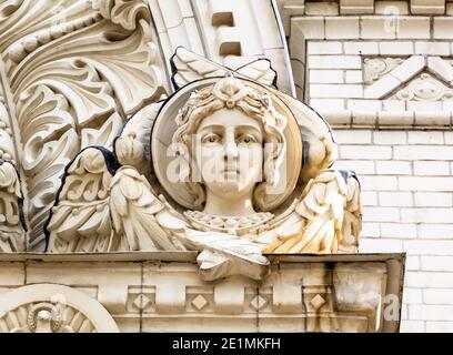 Angel faccia. Dettagli decorativi in pietra sulla facciata della Cattedrale della Marina di San Nicola a Kronstadt, San Pietroburgo, Russia Foto Stock