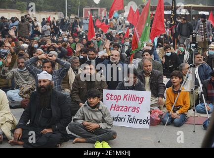 I musulmani sciiti pakistani protestano contro l'uccisione dei minatori Della comunità di Hazara sciita che sono stati uccisi in un Attacco di pistoleri a Lahore Foto Stock