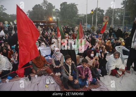 I musulmani sciiti pakistani protestano contro l'uccisione dei minatori Della comunità di Hazara sciita che sono stati uccisi in un Attacco di pistoleri a Lahore Foto Stock