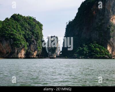 Popolare destinazione turistica dell'isola di James Bond sulle acque della baia di Phang Nga, Thailandia, Asia Foto Stock