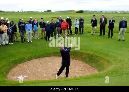 Golfer scozzese Colin Montgomerie, OBE coaching un gruppo di corprate Foto Stock