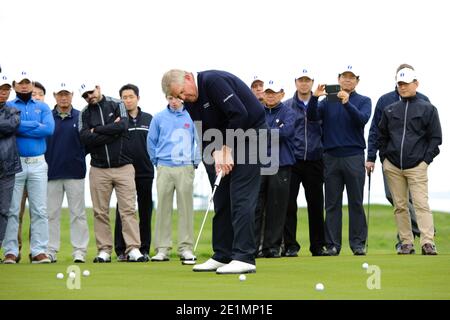 Golfer scozzese Colin Montgomerie, OBE coaching un gruppo di corprate Foto Stock