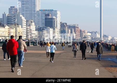 Hove, East Sussex, Regno Unito. 08 Jan 2021. UK Weather: Una giornata fredda ma luminosa e soleggiata sul lungomare e sulla spiaggia, mentre la folla di persone, alcuni indossando maschere si avvantaggiano del bel tempo. Photo Credit: Paul Lawrenson/Alamy Live News Foto Stock