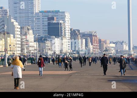 Hove, East Sussex, Regno Unito. 08 Jan 2021. UK Weather: Una giornata fredda ma luminosa e soleggiata sul lungomare e sulla spiaggia, mentre la folla di persone, alcuni indossando maschere si avvantaggiano del bel tempo. Photo Credit: Paul Lawrenson/Alamy Live News Foto Stock