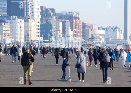 Hove, East Sussex, Regno Unito. 08 Jan 2021. UK Weather: Una giornata fredda ma luminosa e soleggiata sul lungomare e sulla spiaggia, mentre la folla di persone, alcuni indossando maschere si avvantaggiano del bel tempo. Photo Credit: Paul Lawrenson/Alamy Live News Foto Stock