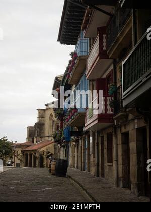 Vecchi edifici storici facciate in strette stradine acciottolate vicolo In Hondurribia Fuenterrabia Paesi Baschi Spagna Europa Foto Stock