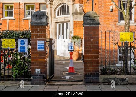 Londra, Regno Unito. 7 gennaio 2021. Thomas's School, Battersea, cartelli di avvertimento all'ingresso durante la prima settimana della legge applicabile nazionale Lockdown 3. Questo sostituisce le restrizioni di livello 4 e le istruzioni del governo sono per tutti di rimanere a casa per salvare la pressione sul NHS. Credit: Guy Bell/Alamy Live News Foto Stock