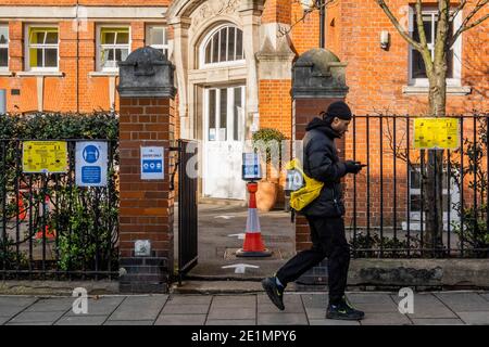 Londra, Regno Unito. 7 gennaio 2021. Thomas's School, Battersea, cartelli di avvertimento all'ingresso durante la prima settimana della legge applicabile nazionale Lockdown 3. Questo sostituisce le restrizioni di livello 4 e le istruzioni del governo sono per tutti di rimanere a casa per salvare la pressione sul NHS. Credit: Guy Bell/Alamy Live News Foto Stock