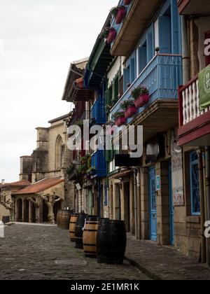 Vecchi edifici storici facciate in strette stradine acciottolate vicolo In Hondurribia Fuenterrabia Paesi Baschi Spagna Europa Foto Stock