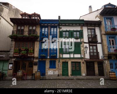 Vecchi edifici storici facciate in strette stradine acciottolate vicolo In Hondurribia Fuenterrabia Paesi Baschi Spagna Europa Foto Stock