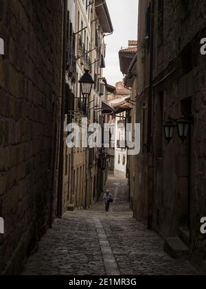 Vecchi edifici storici facciate in strette stradine acciottolate vicolo In Hondurribia Fuenterrabia Paesi Baschi Spagna Europa Foto Stock
