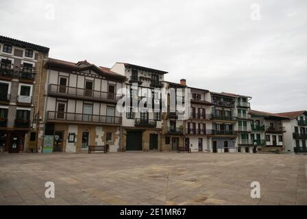 Vecchi edifici storici facciate in strette stradine acciottolate vicolo In Hondurribia Fuenterrabia Paesi Baschi Spagna Europa Foto Stock