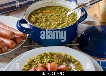 zuppa di piselli appena cotta in una pentola in stile retrò un tavolo Foto Stock