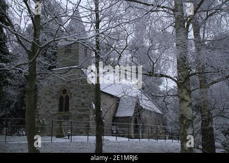 Chiesa di Santa Maria con la sua torre di legno, Kinwarton, vicino Alcester, Warwickshire, Regno Unito nella neve, a Dawn. Una scena natalizia nella contea di Shakespeare. Foto Stock