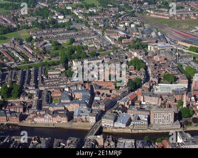 Vista aerea dell'entrata della città di York dall'alto del fiume Ouse guardando verso est su basso Ousegate e alto Ousegate da Bridge Street Foto Stock