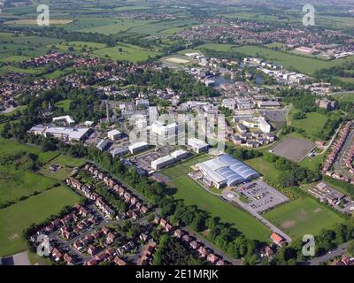 Vista aerea della York University con lo York Science Park e la palestra David Lloyd in primo piano, Regno Unito Foto Stock