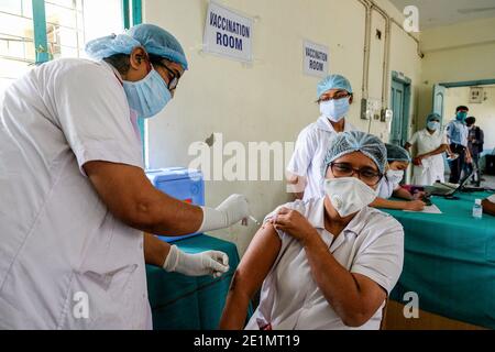 Kolkata, India. 8 gennaio 2021. Un volontario di vaccinazione sta vaccinando un operatore in prima linea durante il ciclo a secco del vaccino COVID-19. La corsa secca del vaccino COVID-19 sta avvenendo in tutto il Bengala occidentale con tre siti a Kolkata, 69 nel Bengala occidentale. Secondo i funzionari del dipartimento sanitario, la vaccinazione di massa inizierà molto presto in India. Credit: SOPA Images Limited/Alamy Live News Foto Stock