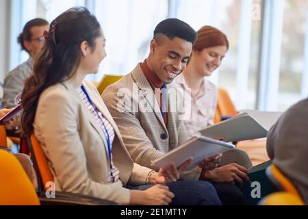 Uomini d'affari che leggono documenti in una riunione in un'atmosfera piacevole in una sala conferenze. Persone, lavoro, azienda, business concept. Foto Stock