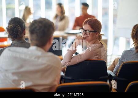 Gruppo di candidati in attesa di un colloquio in un'atmosfera piacevole nella sala conferenze. Persone, lavoro, azienda, business concept. Foto Stock