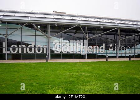 Aeroporto Southend di Londra, Essex, Regno Unito. 8 gennaio 2021. Il volo Ryanair Boeing 737 numero FR2190 ha decollato per Malaga in Spagna e ritornerà in serata, dopodiché l'aeroporto di Southend chiuderà i voli passeggeri a causa del blocco COVID 19 fino almeno a febbraio, Un altro colpo all'aeroporto in difficoltà: EasyJet ha chiuso la sua base a Southend all'inizio della pandemia, ma ha aiutato le finanze dell'aeroporto immagazzinando una quantità di aerei. Tutti questi sono partiti. I proprietari Stobart chiedono aiuti pubblici per aiutarli. Modifica del nome in Esken Foto Stock