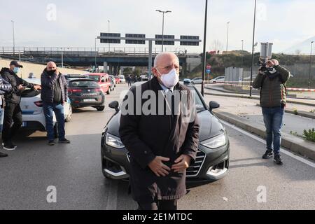 Napoli, Italia. 8 gennaio 2021. Napoli Ospedale del Mare l'esplosione notturna apre un abisso di 50 metri, la residenza Covid evacuata, nella foto il governatore della Campania Vincenzo De Luca Editorial Usage Only Credit: Independent Photo Agency/Alamy Live News Foto Stock