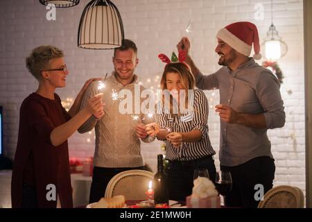 Buona vigilia di natale con la famiglia. Amici di Natale. Foto Stock